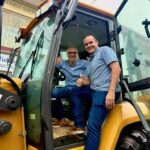 Carira recebe retroescavadeira viabilizada por emenda parlamentar